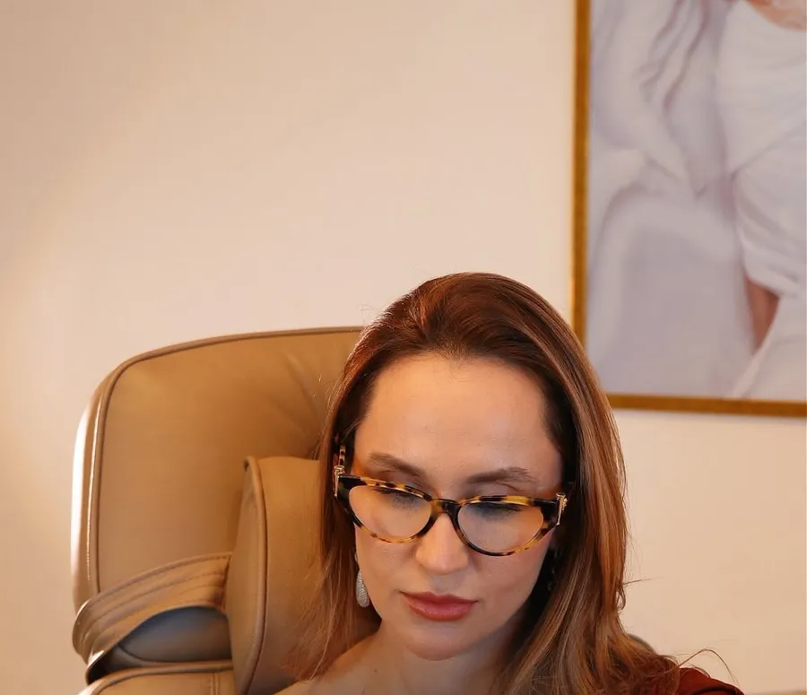 Dra. Geovanna Marreiros na poltrona do consultório